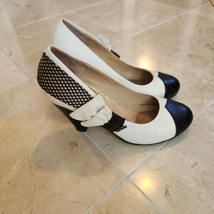 Classic Two-Tone Bow Pump in Ivory and Black - Women
